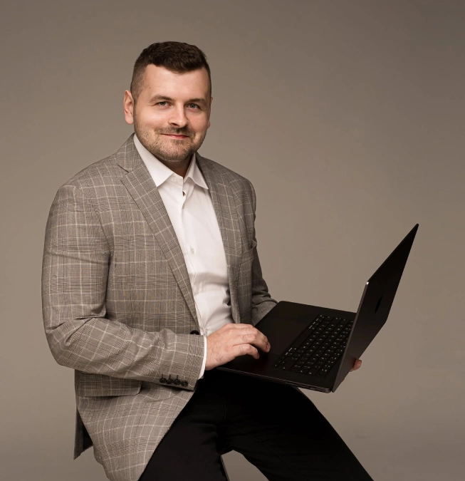 Witek Pruchnicki przy pracy — programista i wdrożeniowiec Shopify
